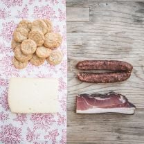 Das "Algunder Genuss" Paket enthält authentische Südtiroler Brotzeit-Delikatessen und ist ideal als Geschenk oder für Genießer der alpinen Küche.