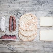 Das "Klausner Köstlichkeiten" Paket enthält authentische Südtiroler Brotzeit-Delikatessen und ist ideal als Geschenk oder für Genießer der alpinen Küche.