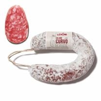 LEVONI Salame Curvo, hufeisenförmige Salami mit intensiv gewürztem, in hellem Schimmel gereiftem Fleisch, verkörpert den rustikalen Charme traditioneller italienischer Salamikunst.