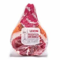 LEVONI Prosciutto San Daniele DOP, ein luftgetrocknetes Schinken-Meisterwerk, verzaubert mit seiner rosa-bräunlichen Farbe und aromatisch-süßlichem Geschmack.