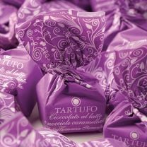 Tartufo lila aus Vollmilchschokolade mit karamellisierter Haselnuss, eine himmlische Kreation, die die Essenz italienischer Süßkunst einfängt.