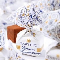 Weiße Cremino Gianduja-Trüffelpralinen eine harmonischen Mischung weißer Schokoladen und erlesenen Haselnüssen: ein außergewöhnliches Geschmackserlebnis!