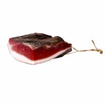 Viertel Seite Schinkenspeck aus Südtirol. Jedes Stück Speck ist ein Unikat daher variiert naturgegeben der Fett zu Fleisch Anteil immer.