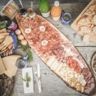 Das 'Griasti Südtirol' Genuss-Paket ist eine herzliche Hommage an die köstlichen Schätze Südtirols, perfekt für Genießer und als Geschenkidee.