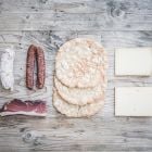 Das "Klausner Köstlichkeiten" Paket enthält authentische Südtiroler Brotzeit-Delikatessen und ist ideal als Geschenk oder für Genießer der alpinen Küche.
